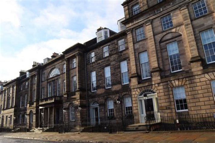 Who lives in Charlotte Square Edinburgh?