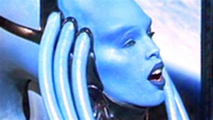 Who plays the blue opera singer in the 5th element?