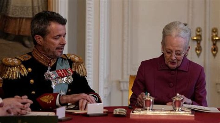 Why did Queen Juliana abdicate?