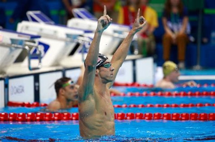 Why does Michael Phelps breathe every stroke?